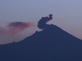 Una imagen del volcán Popocatépetl con una columna de humo que asciende, tomada el 29 de enero de 2023