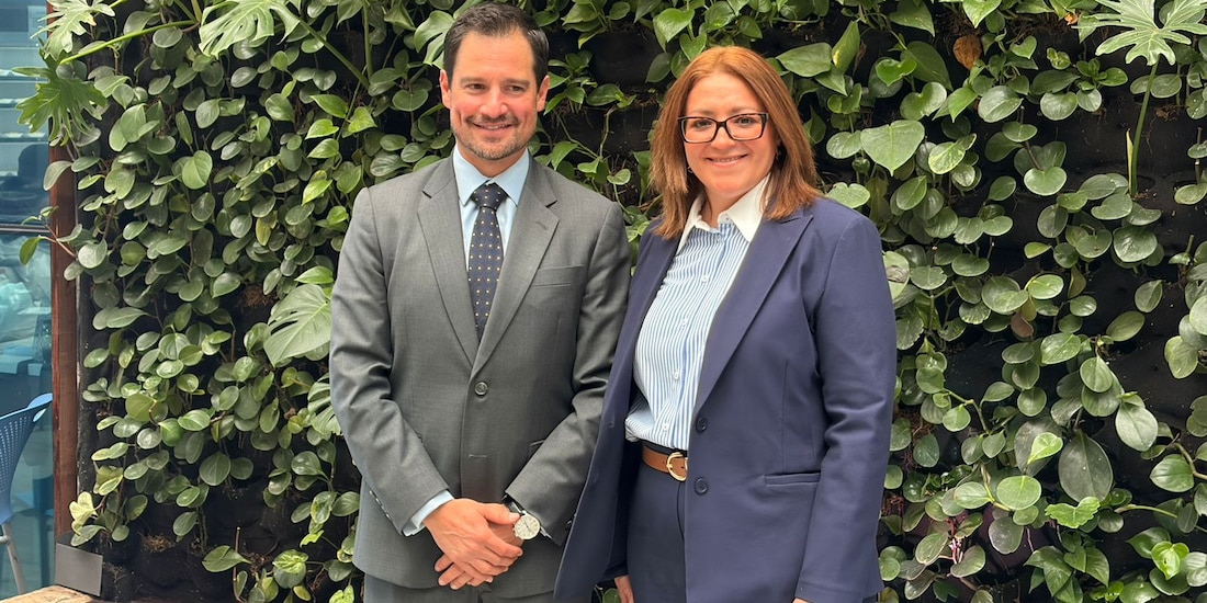 A la izquierda, el presidente y director General de Pfizer México, Juan Luis Morell.