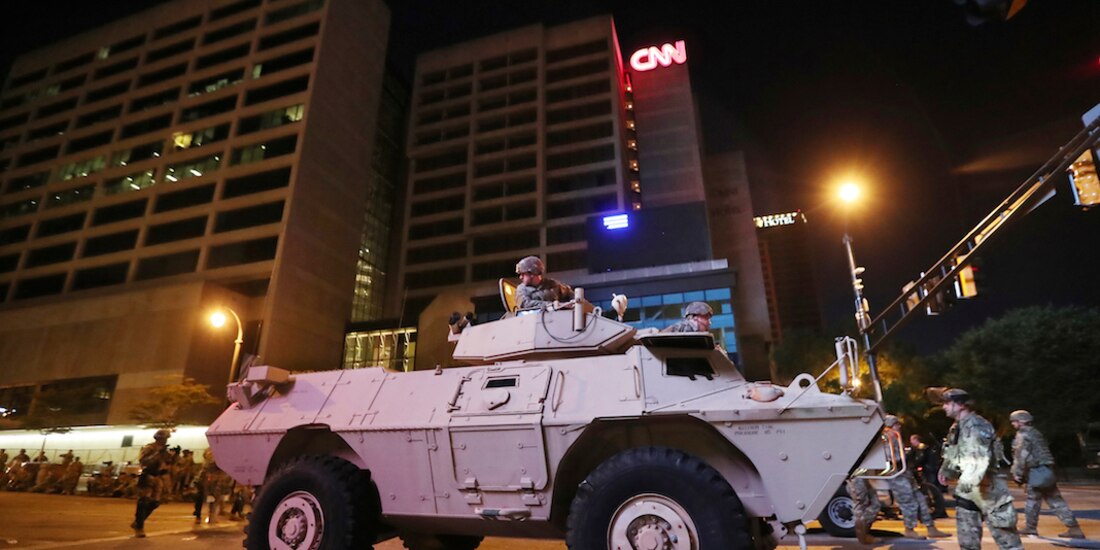 La guardia nacional saca tanquetas, ayer en Georgia ante protestas.