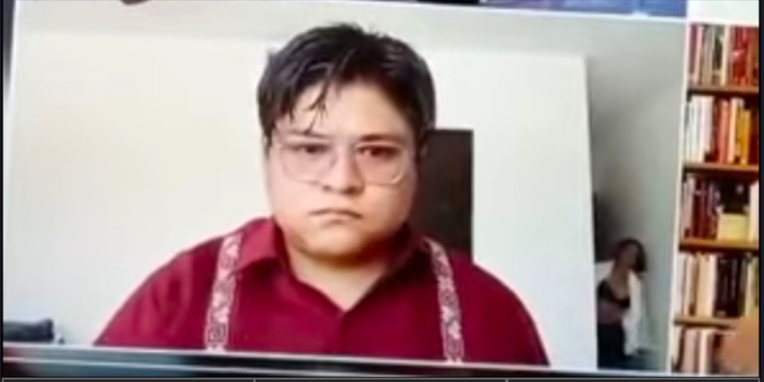 Mujer en ropa interior interrumpe a Gibrán Ramírez. Foto: Especial