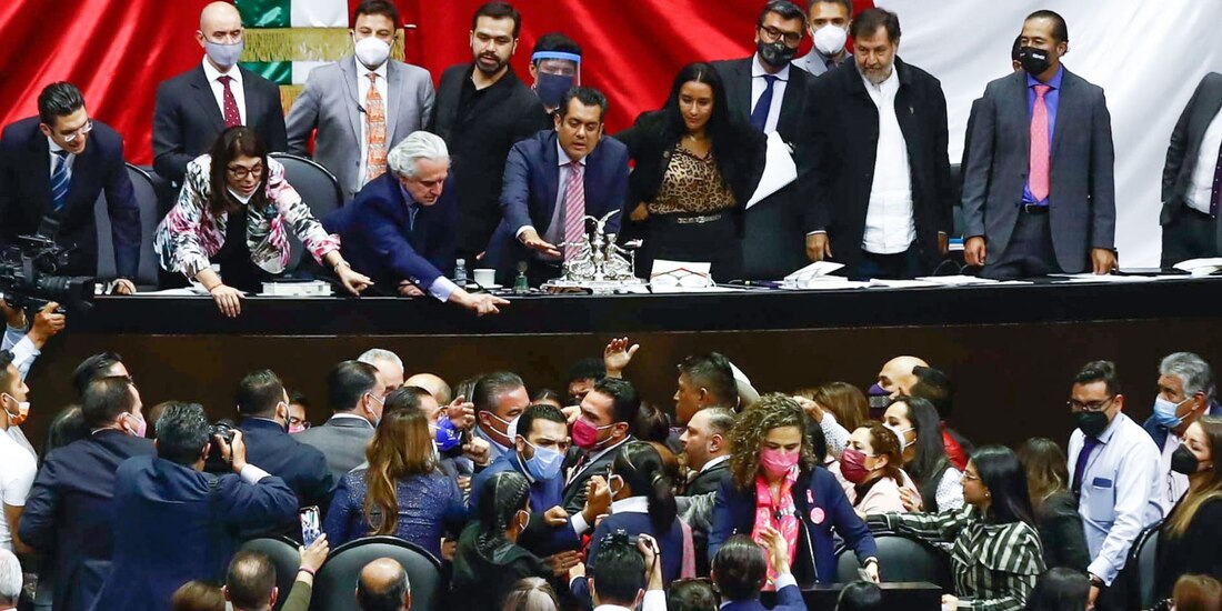 Los diputados reanudaron la sesión después de la 1:00 AM, luego de dar un receso tras los empujones que tuvieron lugar durante el debate de la Miscelánea Fiscal 2022