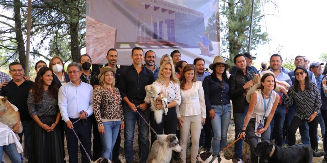 La presidenta municipal, Romina Contreras, puso la primera piedra de este centro 