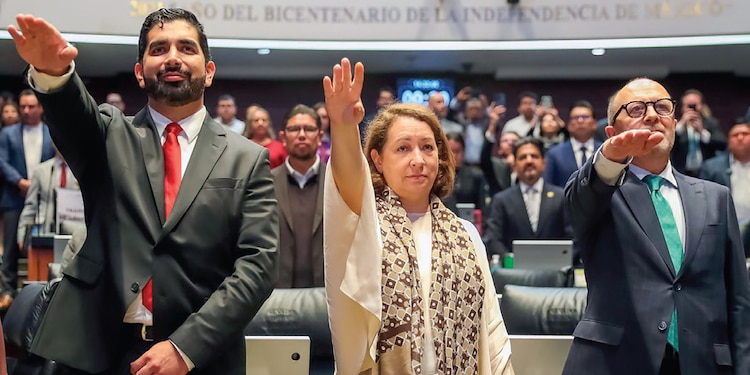 DE IZQ. a der.: Roberto Lazzeri, Alicia Buenrostro y Pedro Blanco, representantes de
México en EU, India y Países Bajos, ayer, en el Congreso de la Unión.