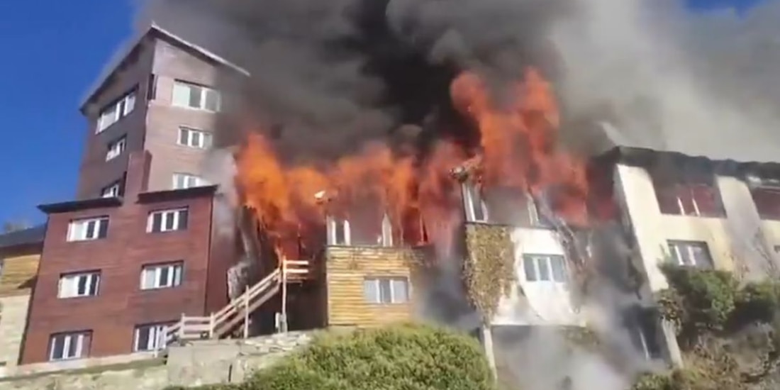 Emblemático Hotel Huemul de Bariloche queda destruido por incendio.