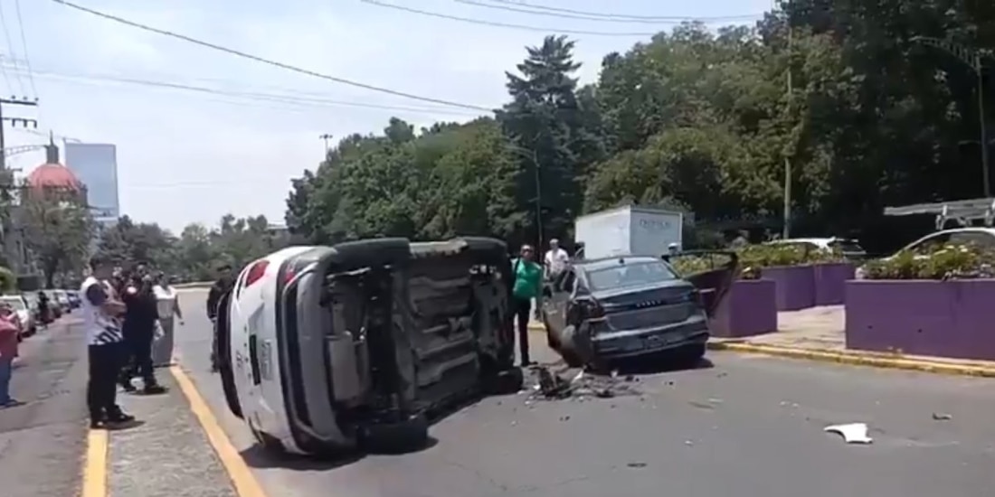 La volcadura se registró en el perímetro de la alcaldía Miguel Hidalgo, generando una fuerte carga vehicular.