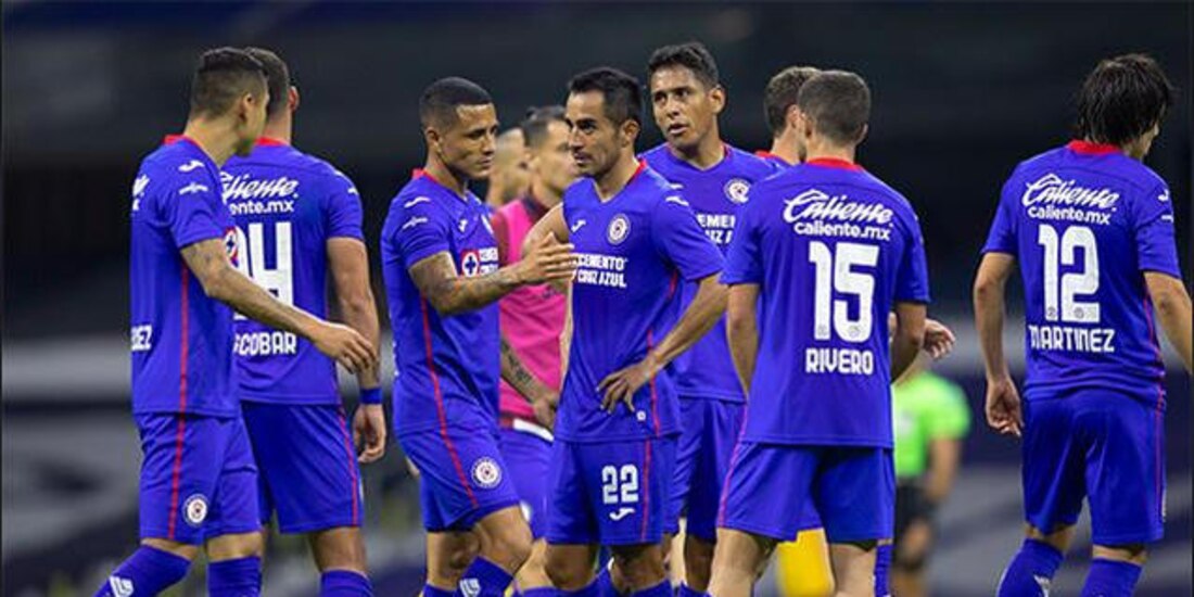 Jugadores del Cruz Azul festejan luego de uno de sus triunfos en el Torneo Guard1anes 2021.