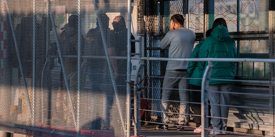 EL TIP: GAVIN NEWSOM firmó medidas para fortalecer la supervisión y la rendición de cuentas en los centros de detención de ICE, entre las que se cuenta un nuevo impuesto de 25 por ciento.