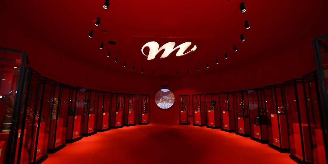 La Sala de Trofeos combina historia y arte con reconocimientos antiguos del equipo, así como piezas comisionadas a artistas contemporáneos.