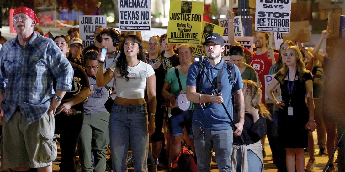 Activistas protestaron un día después de que un agente del ICE disparara e hiriera a un venezolano, conductor de DoorDash, el 21 de septiembre de 2026 en Austin, Texas. La manifestación fue convocada por activistas de La Frontera Unida y Students for a Democratic Society.