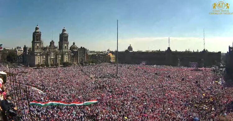 Zócalo, pintado de rosa en defensa del INE.