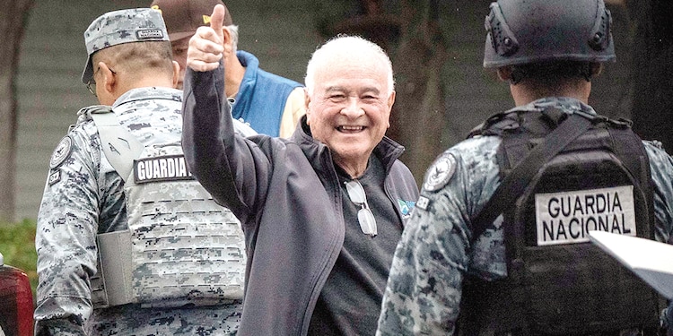 Ernesto Ruffo, a su llegada a Ensenada.