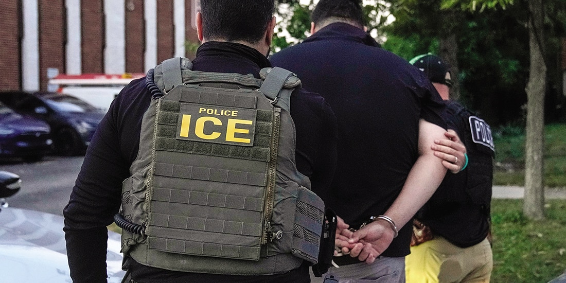 Agentes del ICE realizan una detención en Illinois, EU, el 19 de septiembre de 2025.