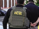 Agentes del ICE realizan una detención en Illinois, EU, el 19 de septiembre de 2025.
