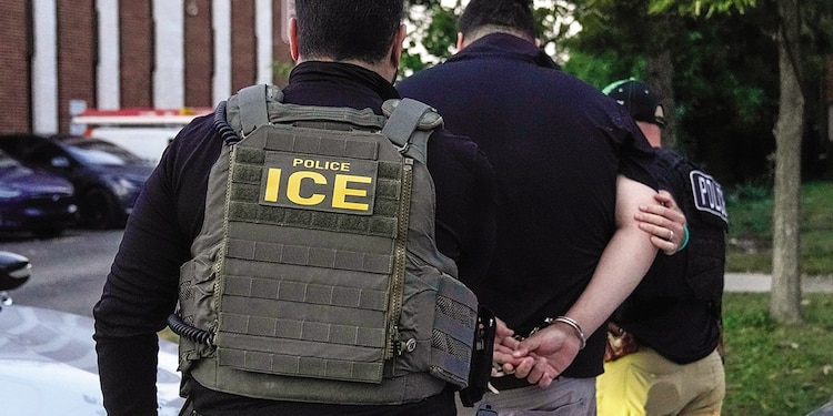 Agentes del ICE realizan una detención en Illinois, EU, el 19 de septiembre de 2025.