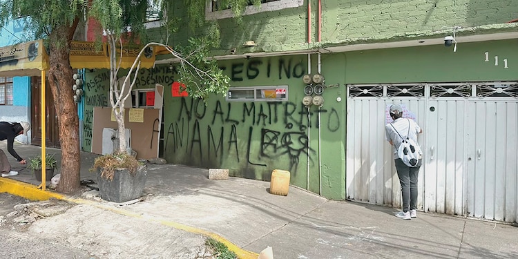 La vivienda de los sospechosos fue pintada por los manifestantes.