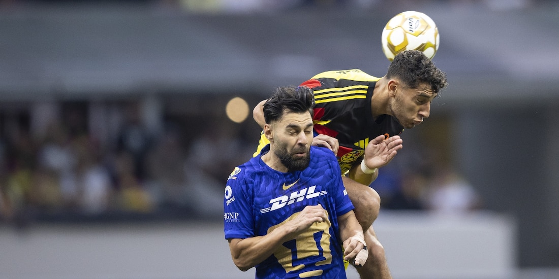 Sebastián Cáceres gana un balón por arriba en la ida de cuartos de final entre América y Pumas.