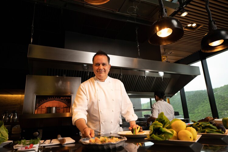 El chef Gerardo Rivera diseñó la nueva propuesta gastronómica del hotel para sorprender a los paladares más exigentes.