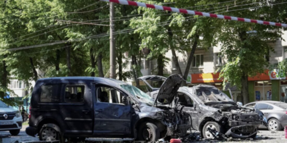 Una vista muestra el sitio del ataque militar ruso en Sumy, ayer.
