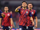 Oribe Peralta en el calentamiento de Chivas previo al clásico nacional contra América el pasado 25 de septiembre.