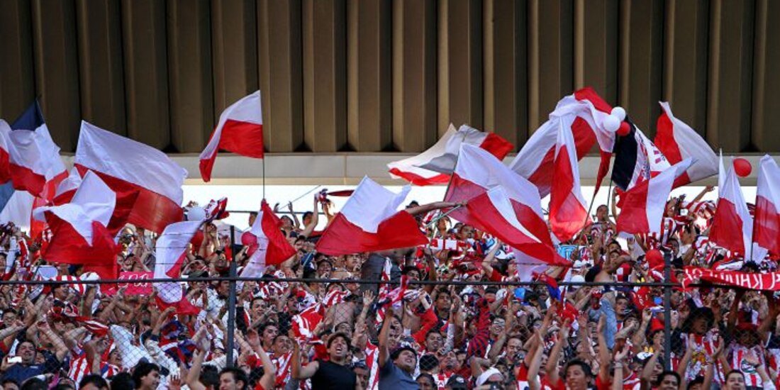 Aficionados de Chivas durante un partido del equipo en la Liga MX.
