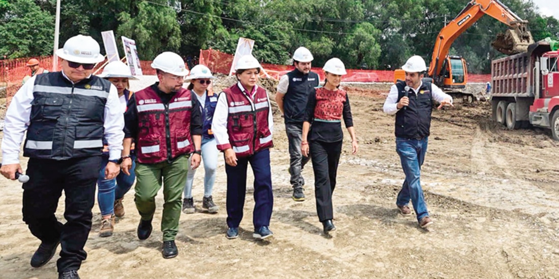 El titular de Conagua (der.), la Presidenta (c.) y la gobernadora del Edomex (3.a de der. a izq.), ayer.