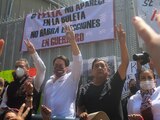 Se plantan Mario Delgado, Félix Salgado, Raúl Morón y militantes afuera del tribunal en protesta por retiro de candidaturas de aspirantes a gubernaturas de Guerrero y Michoacán.