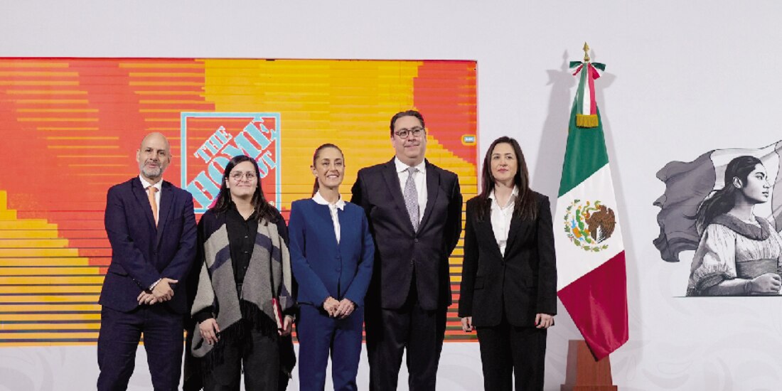 La Presidenta Claudia Sheinbaum (c.) y el director general de Home Depot, José Antonio Rodríguez Garza (der.), ayer.