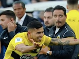Orbelín Pineda, del AEK Atenas, celebra su gol ante el PAOK Salónica