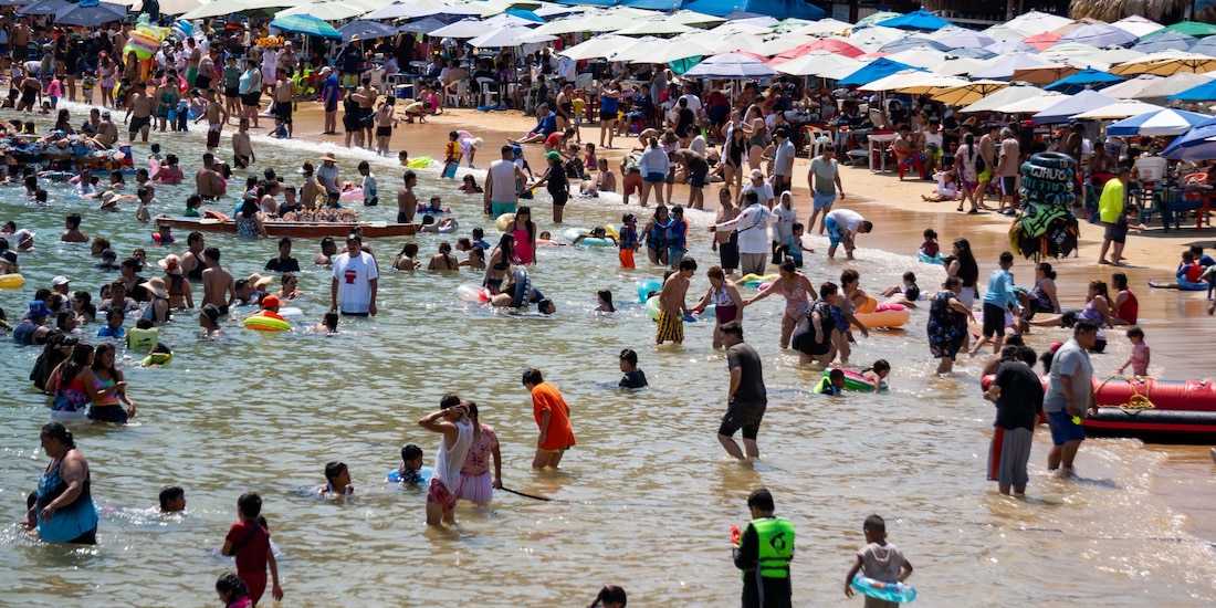 Las playas de Acapulco lucen abarrotadas tras un repunte del 15% en la llegada de turistas durante este periodo vacacional.