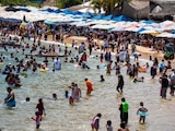 Las playas de Acapulco lucen abarrotadas tras un repunte del 15% en la llegada de turistas durante este periodo vacacional.