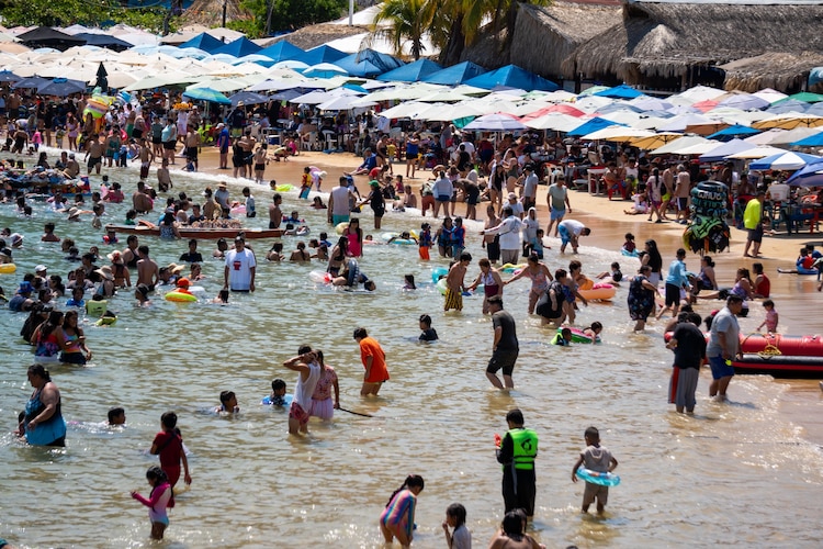 Las playas de Acapulco lucen abarrotadas tras un repunte del 15% en la llegada de turistas durante este periodo vacacional.