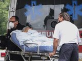 Un paciente llega a un hospital COVID-19 en la Ciudad de México.