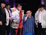 Santa Fe Klan hace llorar a Paquita la del Barrio en el escenario (VIDEO)