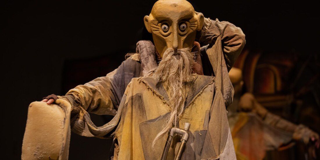 Títeres gigantes conforman el montaje escénico.
