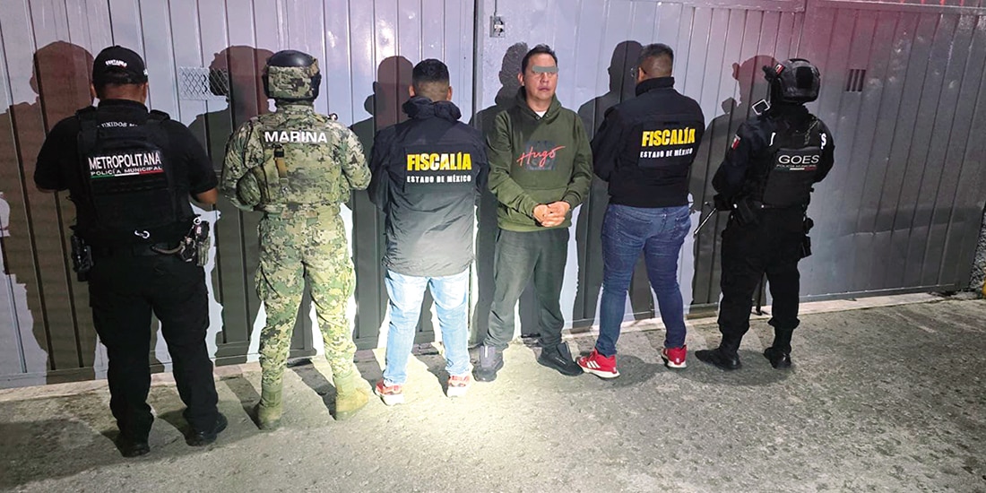 Misael Fragoso Báez, custodiado por elementos de la Marina, la FGJ del Edomex y del GOES, ayer.
