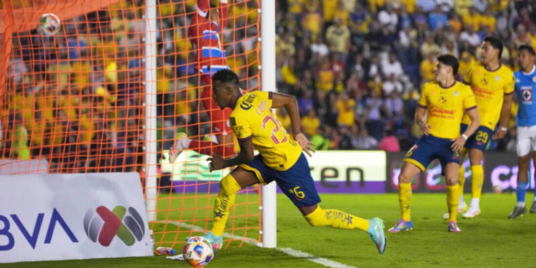 El cabezazo de Borja, ayer, para que el América venciera al Cruz Azul en las semis.