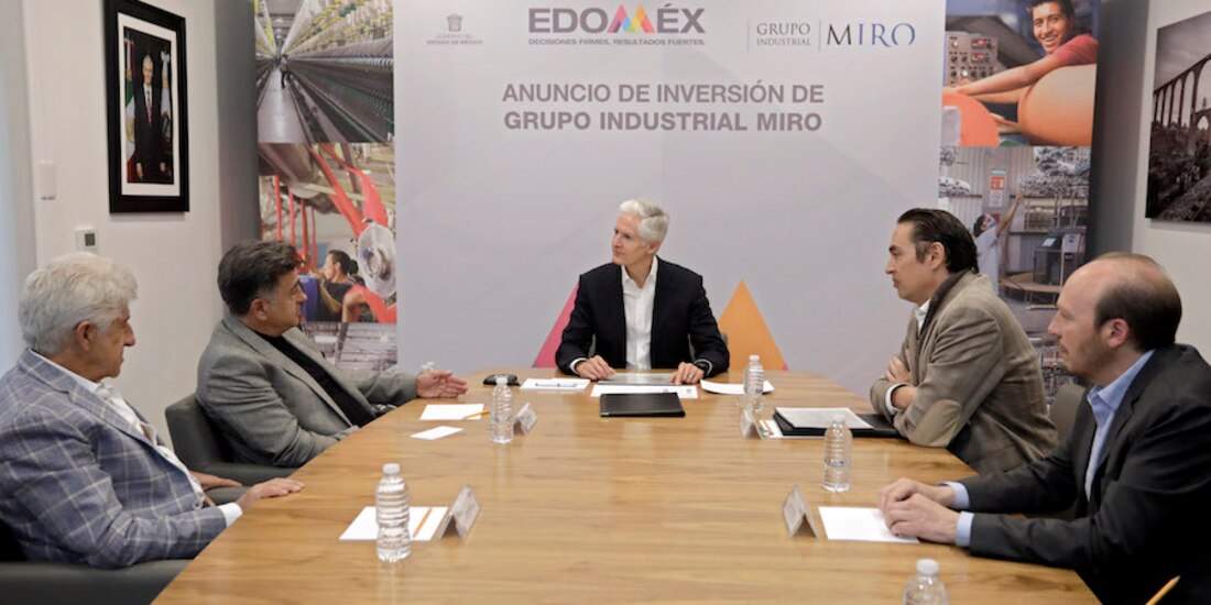 El mandatario estatal (centro) durante el encuentro con representantes de Grupo Industrial Miro, ayer.