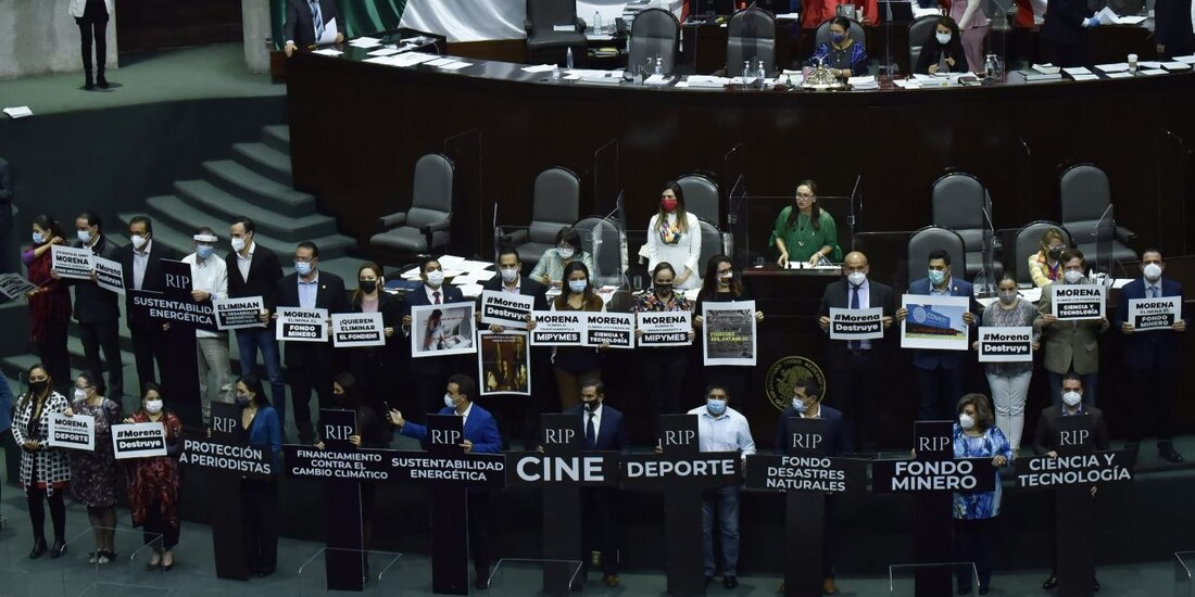 Protestas de legisladores durante los posicionamientos de la discusión de la aprobación del dictamen que busca la eliminación de 109 fideicomisos.