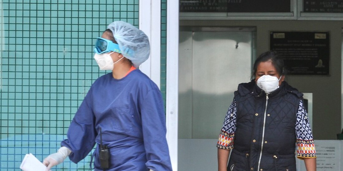 Una paciente sigue a una médico del Hospital General Ajusco Medio, el 24 de julio.