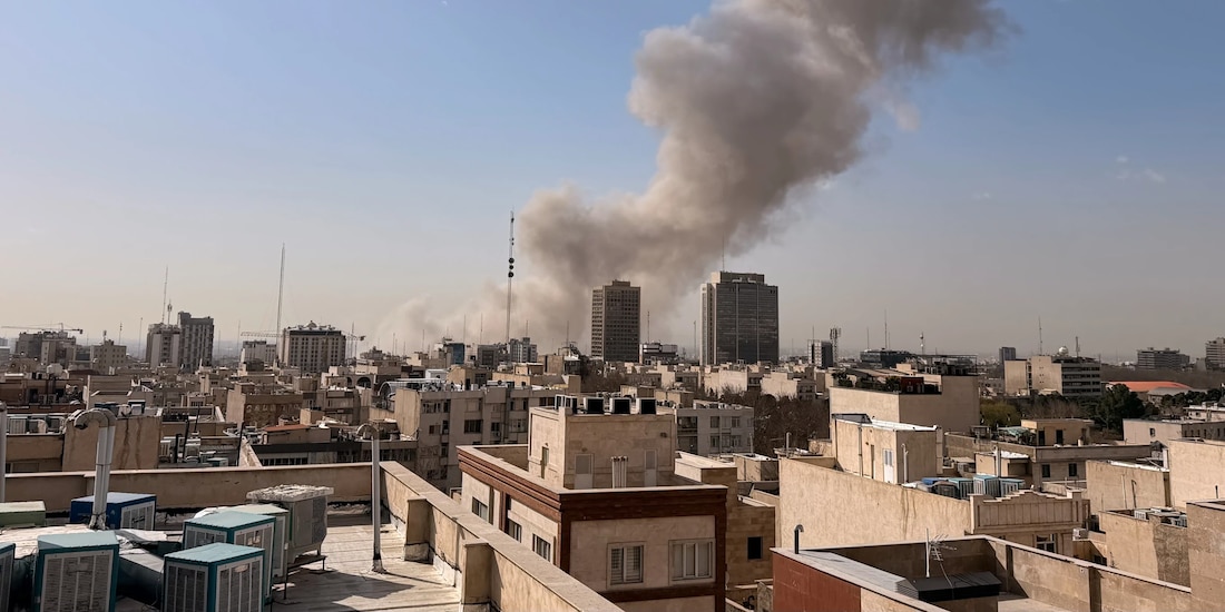 Una columna de humo tras una explosión en Teherán, capital de Irán, el 28 de febrero de 2026.