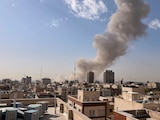 Una columna de humo tras una explosión en Teherán, capital de Irán, el 28 de febrero de 2026.