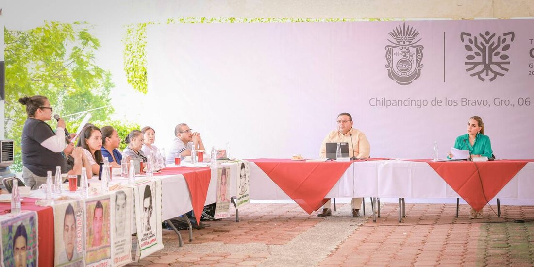 La gobernadora Evelyn Salgado (1a de der. a izq.) en un encuentro con los padres de los normalistas, ayer.