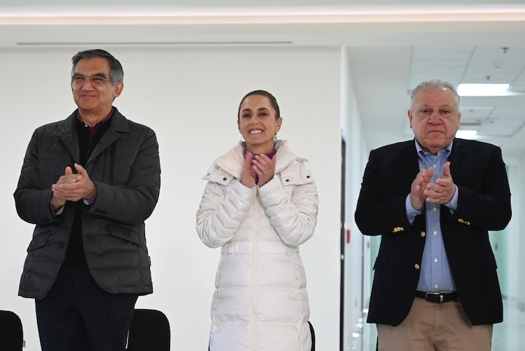 La presidenta Claudia Sheinbaum, junto a autoridades federales y estatales, durante la inauguración del complejo aduanero en Nuevo Laredo.