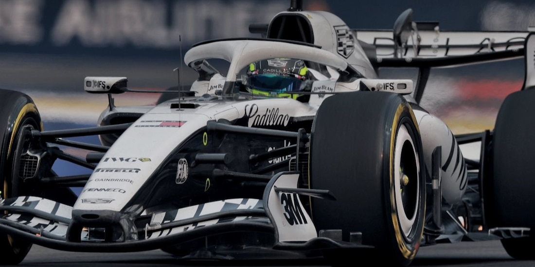 El piloto mexicano Checo Pérez corre el Gran Premio de Singapur de F1 con Cadillac