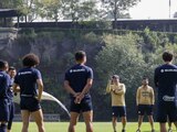 Jugadores de los Pumas de la UNAM escuchan atentos a Rafa Puente Jr., técnico del equipo.