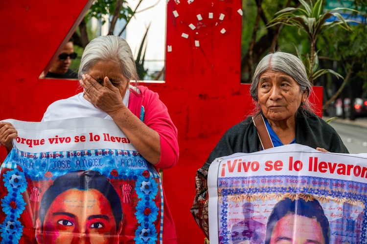 Madres y padres de los 43 estudiantes desaparecidos de Ayotzinapa