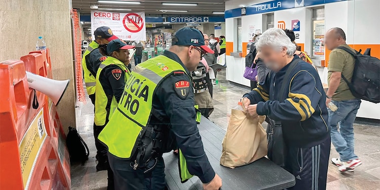 POLICÍAS hacen un operativo en estaciones del Metro.
