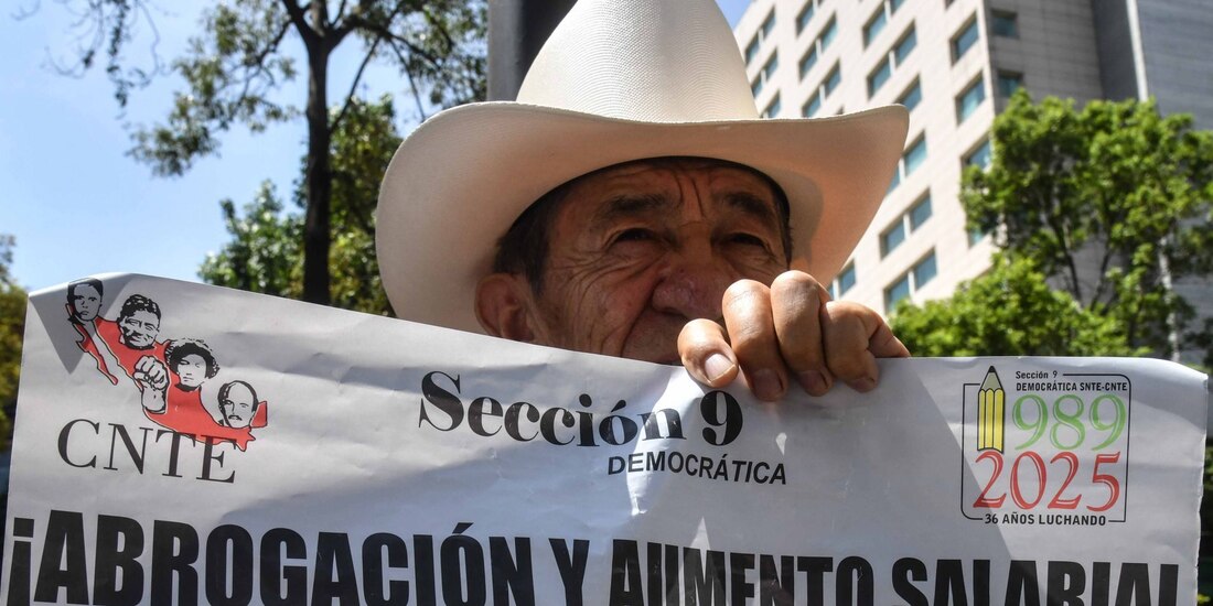 Maestros de la Coordinadora Nacional de Trabajadores de la Educación (CNTE) se movilizaron este 15 de mayo