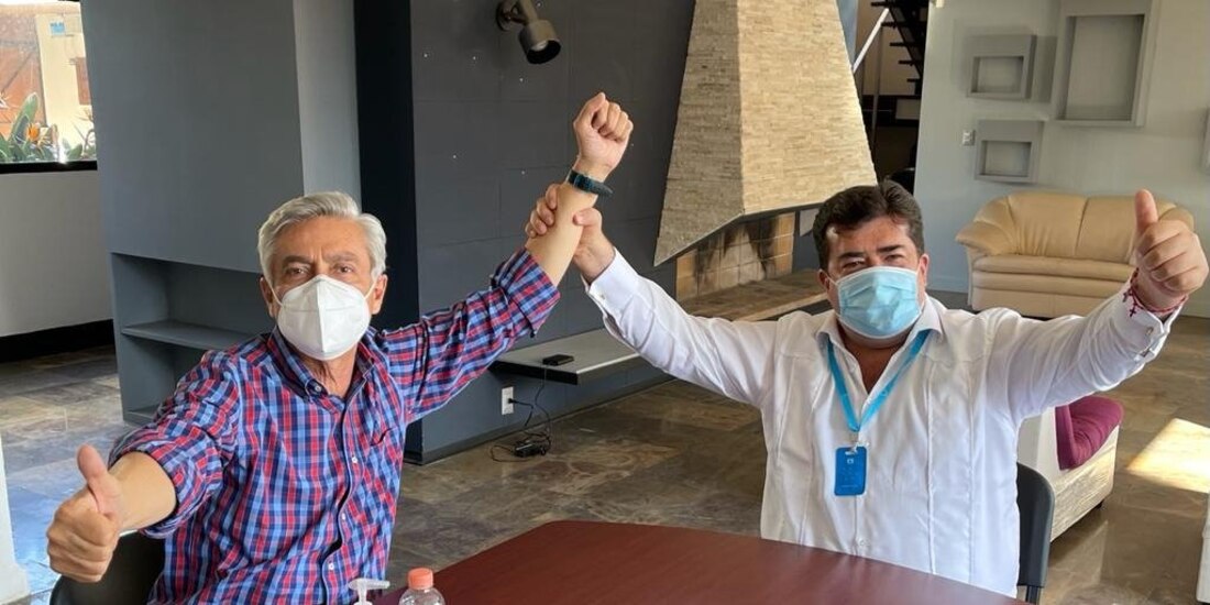 Cristóbal Arias (izq.) en reunión con Pedro Haces, secretario de la CATEM, ayer.