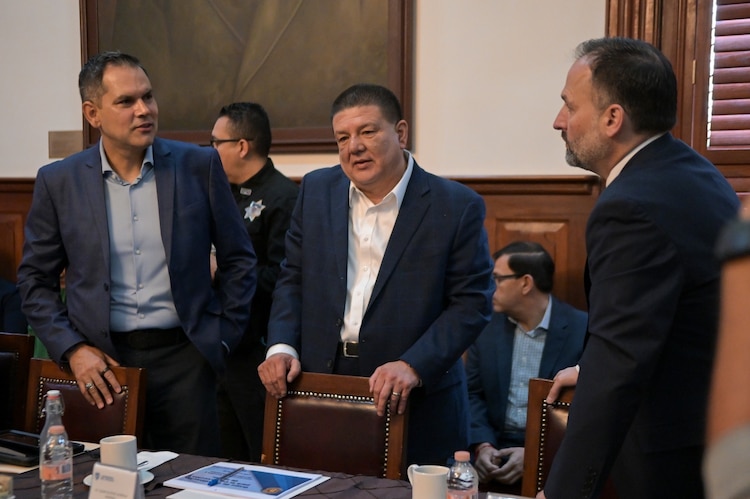 Representantes de las fuerzas armadas y organismos de atención a la mujer durante la presentación de resultados en Chihuahua.